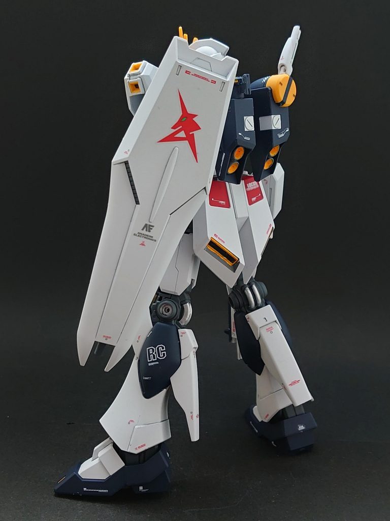 背面お尻??のスラスターの部分塗装がちょっと失敗💦やり直すと泥沼にハマりそうだったのでそのままです😣ラー・カイラムのRCってデカールがお気に入り😊今回も最後までご覧頂きありがとうございました(`・ω・´)ゞ