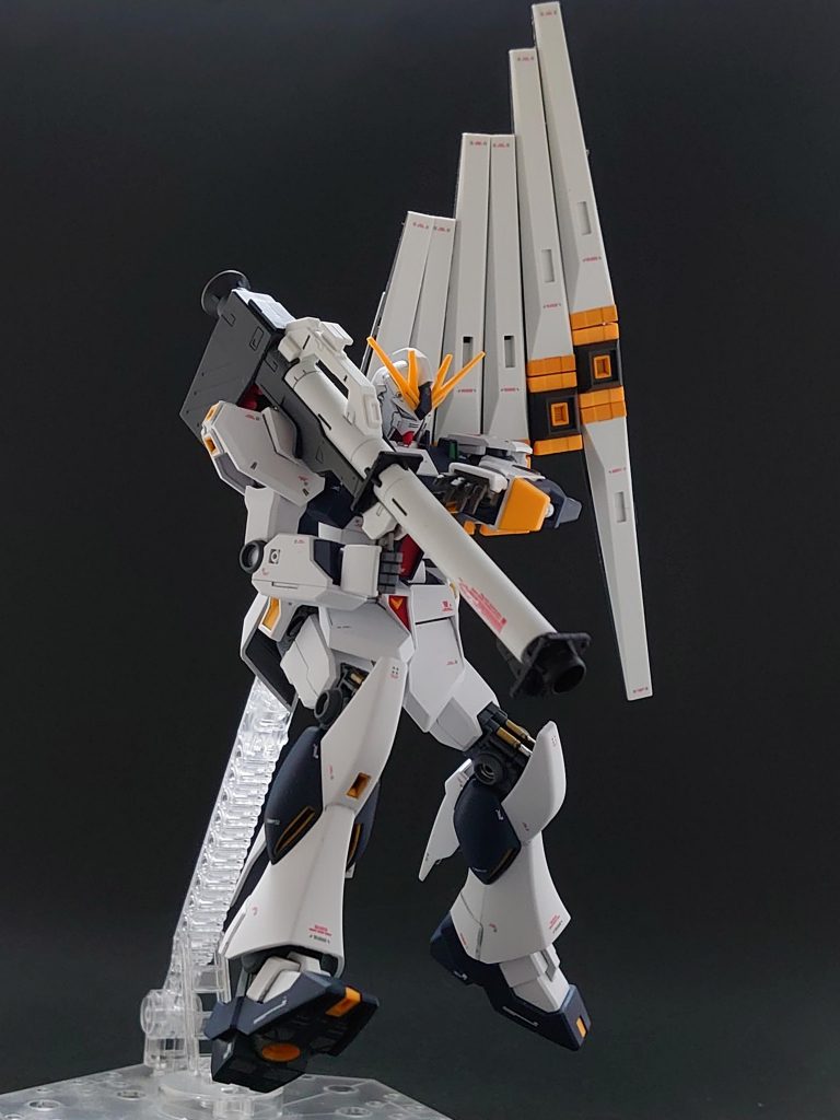 アムロといえばバズーカですね🔥ファンネルとバズーカはHGから。左手の平手はこのキットには付属してないので、福岡のEGニューガンダムから拝借。