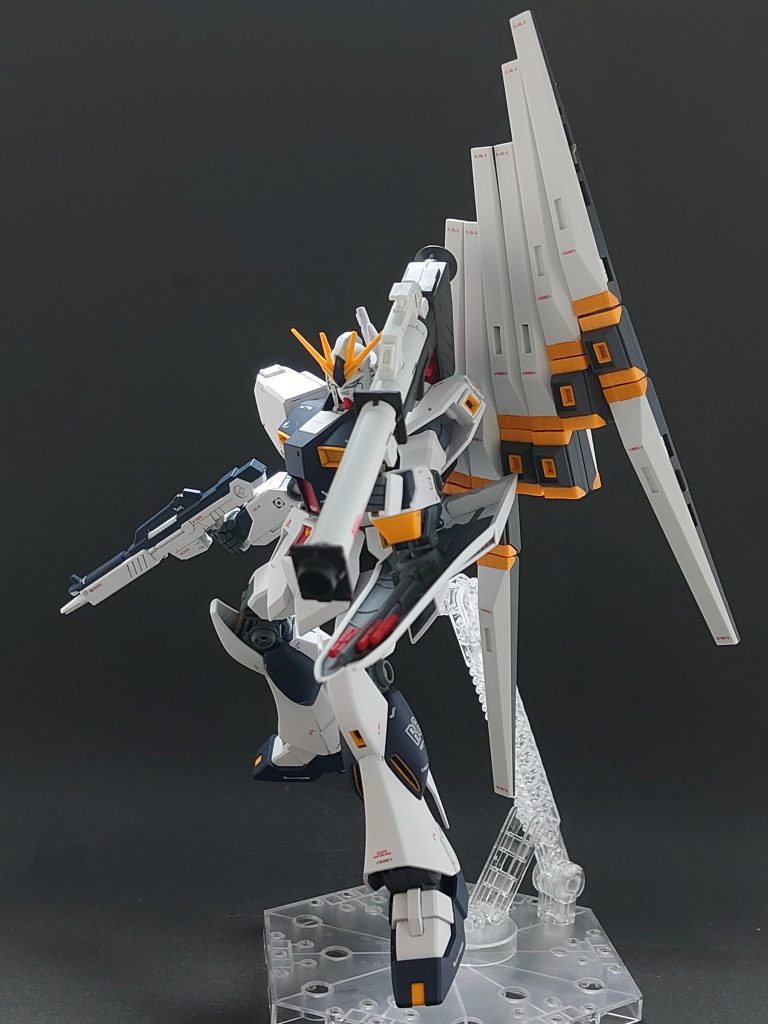 もちろん無加工で、左手にもバズーカも持てます。