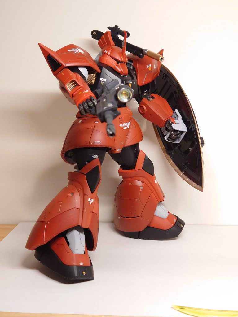 ビームライフルを構える姿もよき。金色のチラリズムをポイントに入れてます。