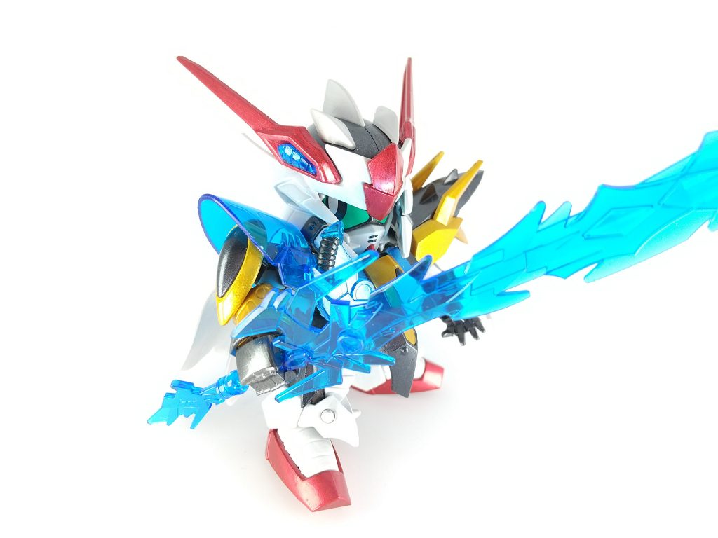 魔竜剣士Ver.Ⅱマントやら肩の鎧であまり動かないけど、クリアーパーツやマント、デザインのカッコよさで素立ちでも映えますね黒はガイアノーツのスターブライトアイアンと、クレオスのGXメタルブラックを使いましたが、写真だと区別がつかないですね……鎧部分のホワイトに、タミヤのパールホワイトを使いましたが、これも、ただの艶ありホワイトにしか見えないという……やはり、パールの筆塗りは厳しんですかね