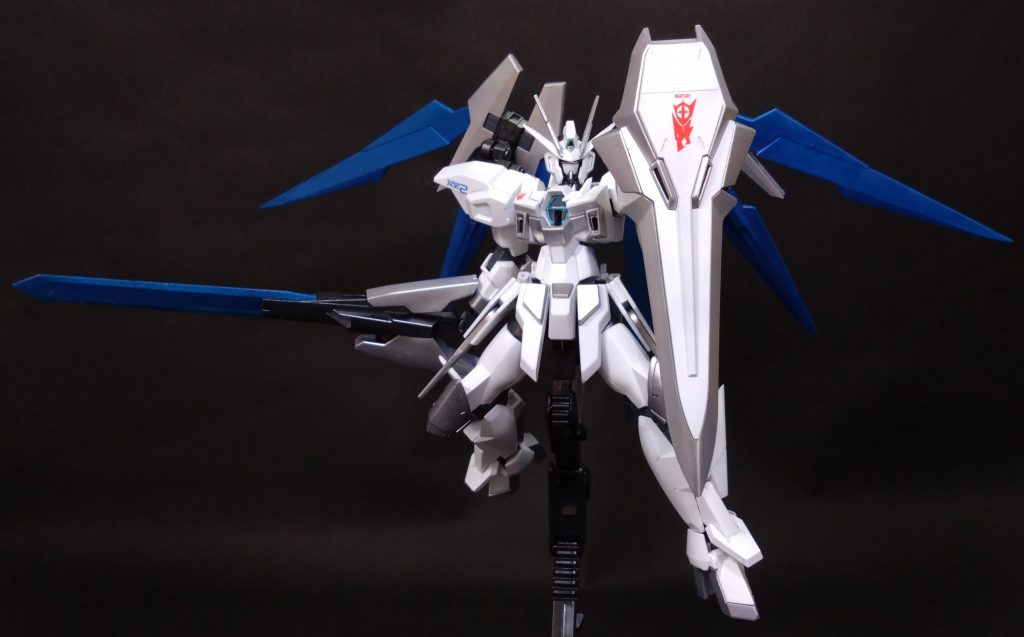 というわけで、妄想設定はここまでにしてプラモの改造の説明していきます。頭のアンテナはAGEⅡマグナムのアンテナを追加、肩はGエグゼス、腰は1ミリほど延長してます。胸の部分にはダブルオーの胸パーツを切って付けてます。膝当てはジャックエッジの肩を移植しており、脚横のウイングはAGEⅡマグナムのライフルのパーツを付けてます。足はシュヴァルべグレイズです。
