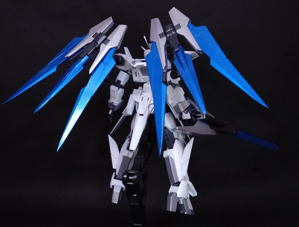 後ろです。ウイングは肩に接続しており、AGE-2の羽とGNソードⅡで製作してます。アームは自由に可動するので、可動域はあまり変わらないです。ウイングがバックパックに干渉したので、バックパック羽根部分の角度を変えてます。改造に使ったパーツのほとんどが海老川兼武先生デザインなので、違和感なくまとまりました。