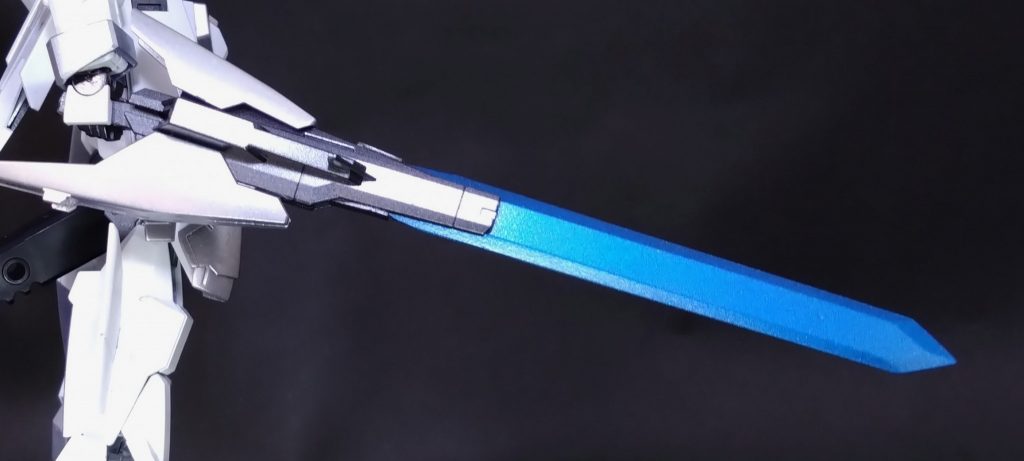 続いて武器です。メイン武装はアサルトシグルブレイドで、シグルブレイドを改良した武装。ライフルをベースにM.S.Gのメガスラッシュエッジの刀身を加工して付けてます。持ち手部分はプラ板で自作しました。盾はシナンジュ・スタインです。