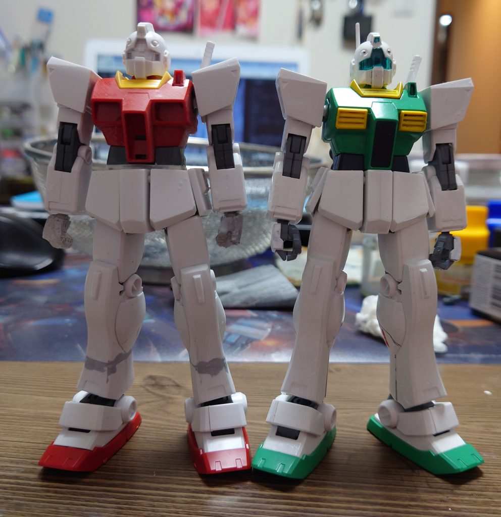 素組筆塗りのジムⅡと比較。他に脚は細く見えるように側面を可能な限りヤスリで削り、前腕可能な限り細く見えるように、同じく側面をヤスリで削ってます。