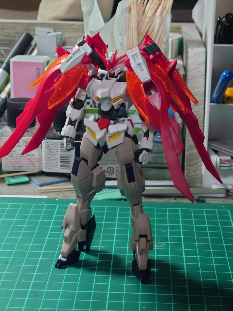 塗装前背中が寂しく感じたのでココからマントを追加しました。