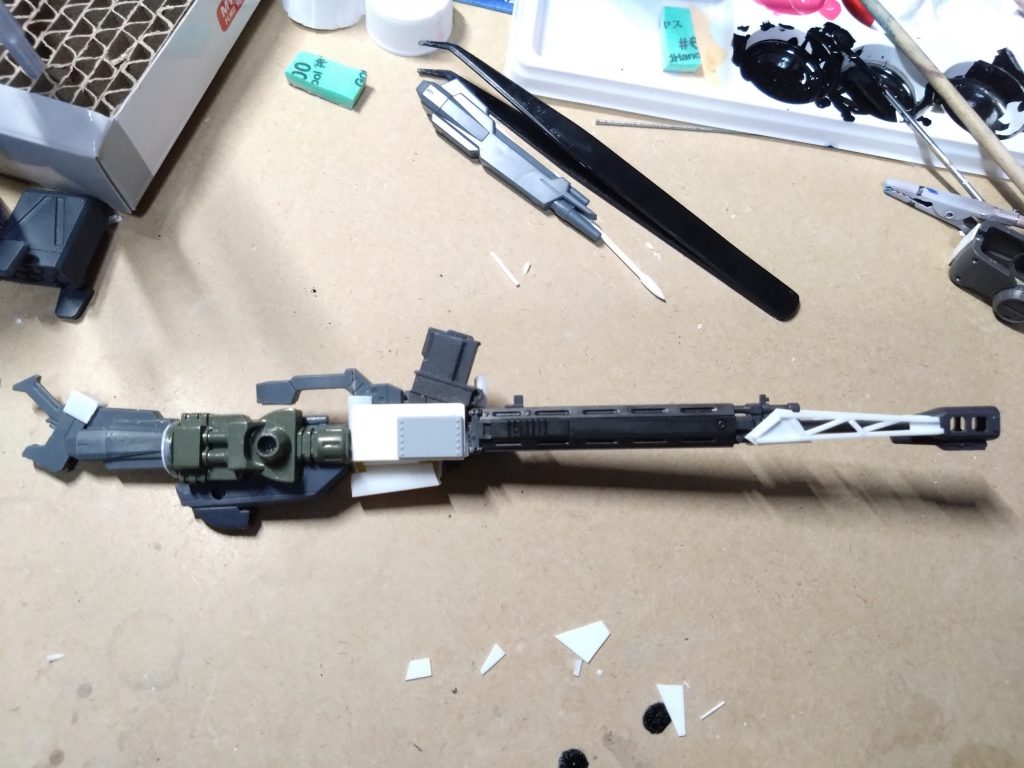 その画像とは随分違いますが雰囲気は出たかと思います。少し長くしすぎたかもです。「ADIOS」の文字はエイリアン2のスマートガンの持ち主バスケスのガンに書いてあったので私も書いときました。😄