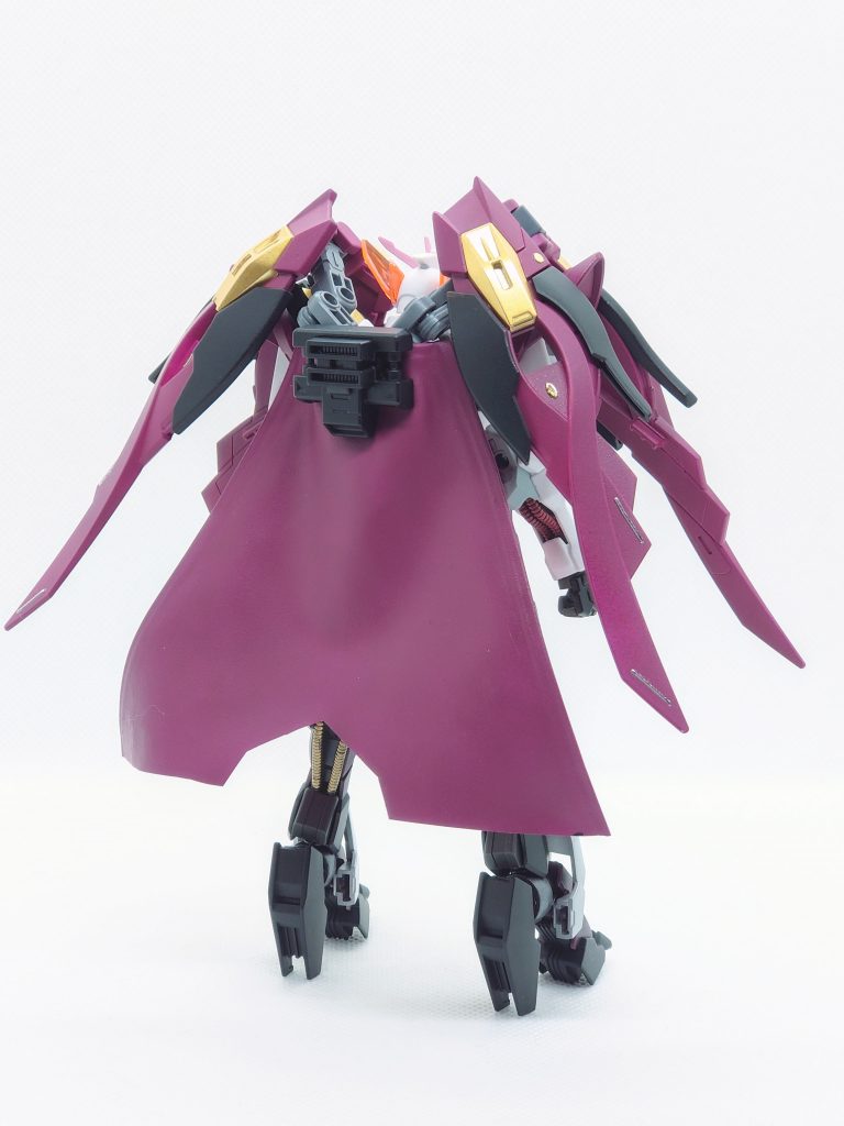 背面マントとウイングバインダーで合わせて羽織っているロングコートを表現してみました。頭部のクリアパーツはサングラスをモチーフにしています。