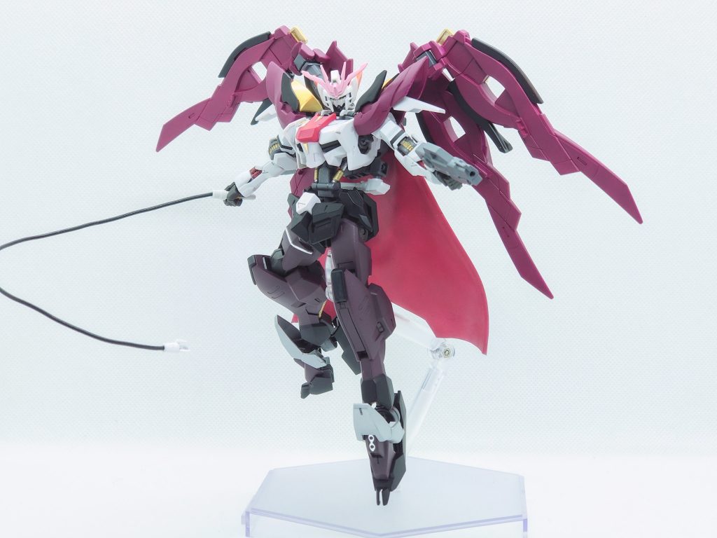 武装はビームガン、スクリューウィップ、ビームサーベルです。ライフルよりはハンドガンのイメージだったのでショートバレルのビームガンを採用。スクリューウィップはビームサーベルとの選択式で、背面にマウントしています。