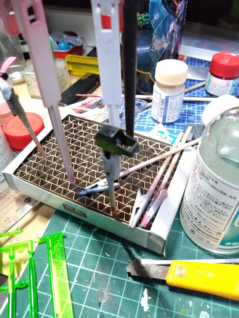 スカウター的フレキシブルアーム接続スコープの制作です。黒いケースはEGガンダムをGMに改造したときのガンダムのフンドシ部分のぱーつに画像左側のクリアーグリーンの ランナーから必要なパーツ切りだし装着しました。