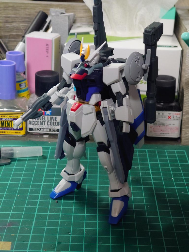 塗装前シールドを尻尾に見立てることを思いたちAGE1のものに変更。レドームもこの段階で追加しました。