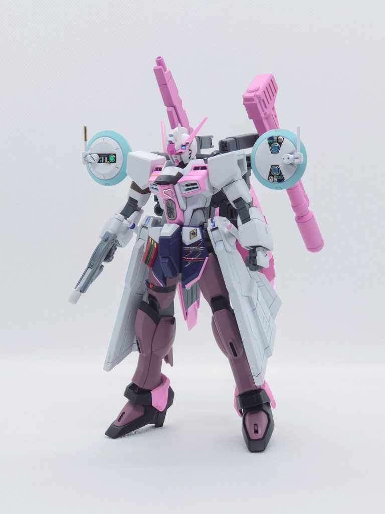 ストライクフリーダムをベースに、フリーダム系のパーツを組み合わせてシルエットを寄せています。ストフリを選んだ理由はおヘソがあるからです。デザインと重心の関係で踵にヒールを追加し、若干脚が短く感じたので膝関節で1mm延長しました。腰部レールガンはMGEXのデザインを参考にセンサーを追加してみました。
