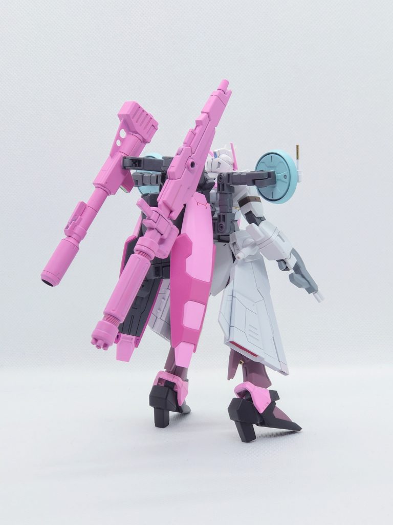 背面バックパックはかなり悩みましたが、個人的に博士キャラはビックリドッキリメカを使って欲しいのでゴテゴテとアームの付いたデザインにしました。シールドを尻尾に見立てています。レドームはプロフィールイラストの周囲に浮かんだモニターがモチーフです。