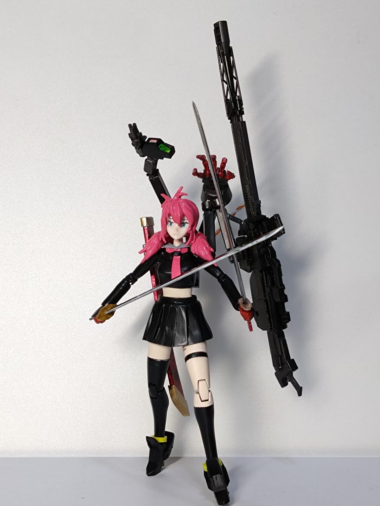最近よく目にする、重兵装型女子高生がプラモデルにって記事から「おっ、これはカッコイイ」って思い値段は?と思い調べると「高っ!」って。まぁ美プラにすれば普通の値段かもですが、庶民の私には手が出ません。そうだ改造して作ろうって最初に思い、モビルドールメイが細身だしカッコイイかなって思っていて、そうかどうせならガンダムキャラで。それからメイさんと似てるのは〜フェルトさんか。となりました。目の色髪の毛の色と共通点あったので決めました。通常時?はスマートガンはアームにて格納。背中の刀を持ちます。