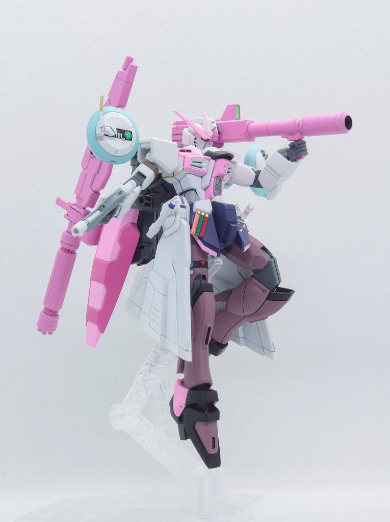 バックパック左側はバズーカを装備。アームで自在に動くほか、命中精度を上げるためのグリップがついています。