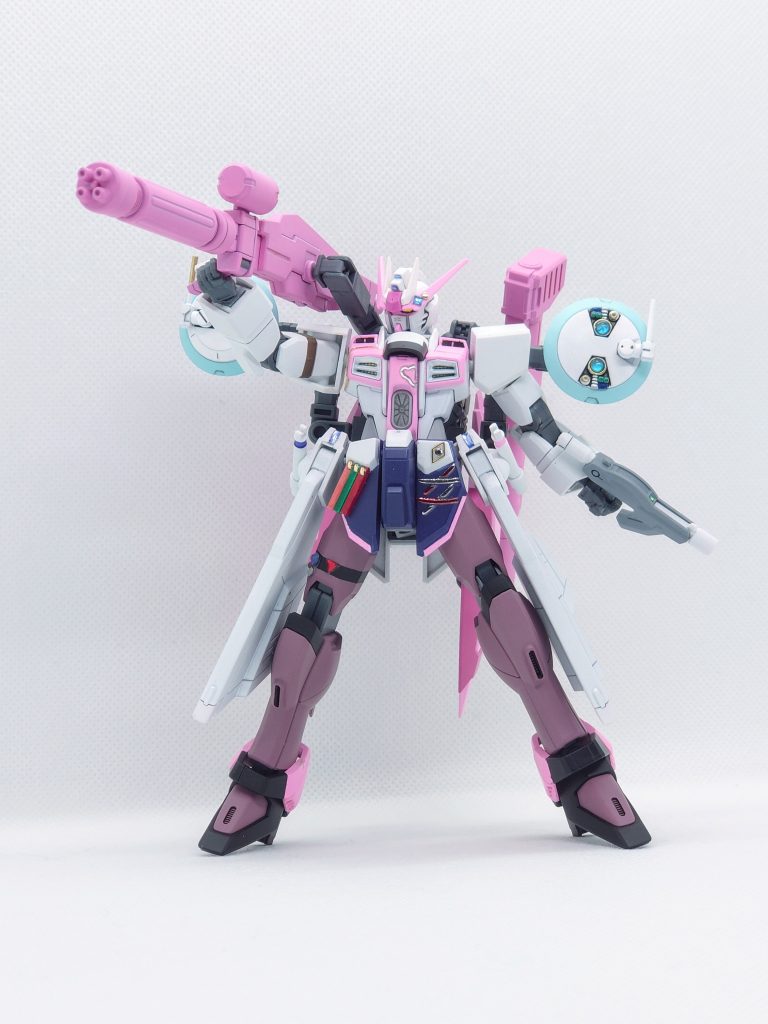 右側はスウィッチ式のビームキャノンとガトリングを装備。ガトリング部分は撃ち尽くした後はデッドウェイトとなるためパージすることができます。