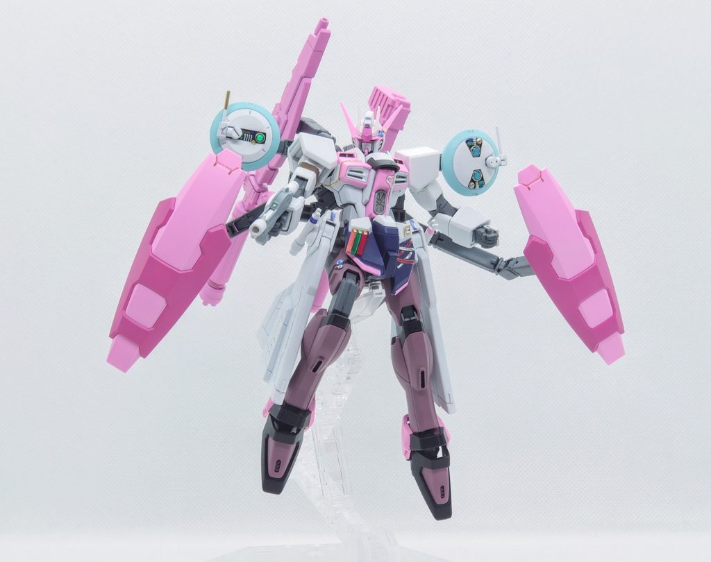 シールドは左右に2枚装備。アームで自在に動きます。データ収集や狙撃で脚が止まりやすいため採用しました。