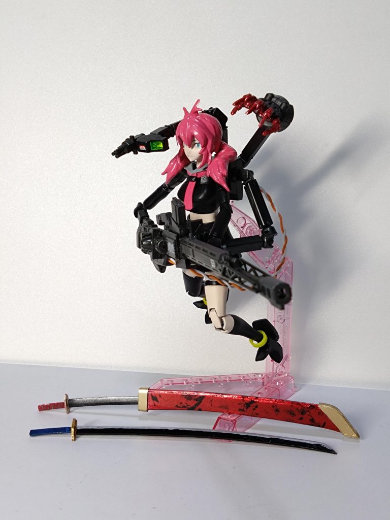 今回刀が欲しくてアマゾンで購入しましたがまだ届かない為、プラ板からの制作になりました。やってみたら作れましたね。これで良かった。長い方は前に練習で制作したもので持たせました。鞘は無いです。😅