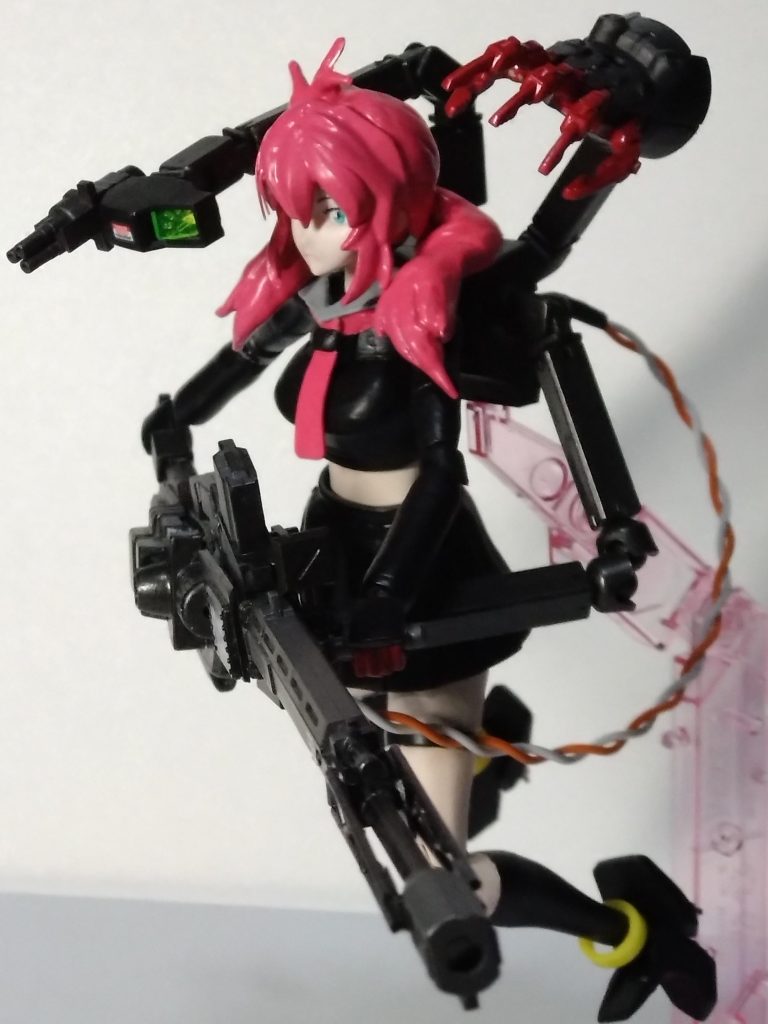 スマートガンとバックパックはケーブルで繋がります。バックパックはアイナ様制作で余っていたフミナのやつです。アーム付きなのでこのバックパックだけでも改造の役に立ちますね。