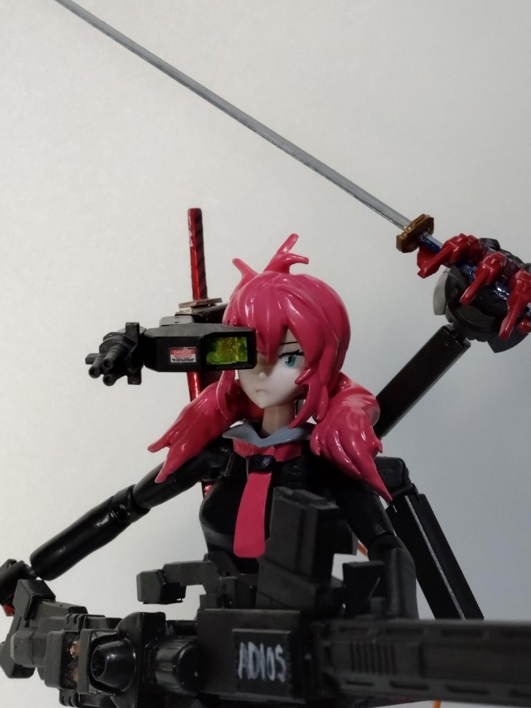 スコープの横に着いてるパーツは、映画「プレデター」で出てくるプレデターのヘルメット横のビームを飛ばして獲物を倒す兵器の真似です。実はこっちのほうがきっと強いとおもいますが。😁