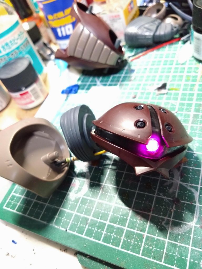 最初何も考えずLED発光からはいりましたが結構苦戦しました。内部レール部分も上の方まで削ってモノアイを上の方まで動かせるはずでしたが、完成すると配線の関係でモノアイがうまく上に動きませんでした。仮組み段階では緩めにヤスリかけたのですがイマイチでした。