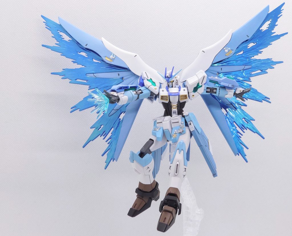 掌底ビーム砲ホロライブオルタナティブから採用しました。腕部のフィンを展開して長射程高出力にも対応出来ます。