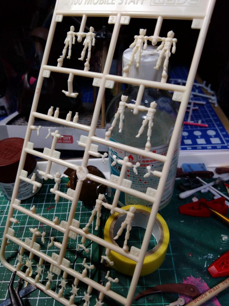 子供達の制作ですが、こんなものしか手に入らず、これを加工してます。全部パテも考えましたが小さすぎるので諦めました。😅