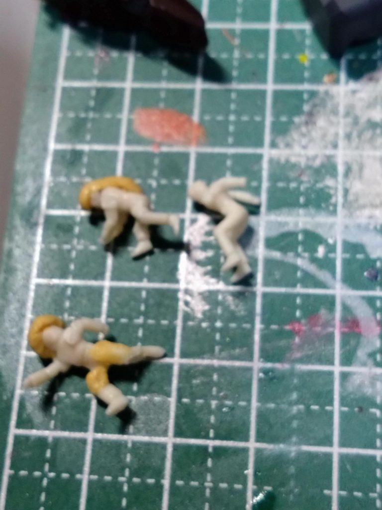 切った貼ったでポーズ変更。パーツが小さく瞬間接着剤での固定も苦戦しました。