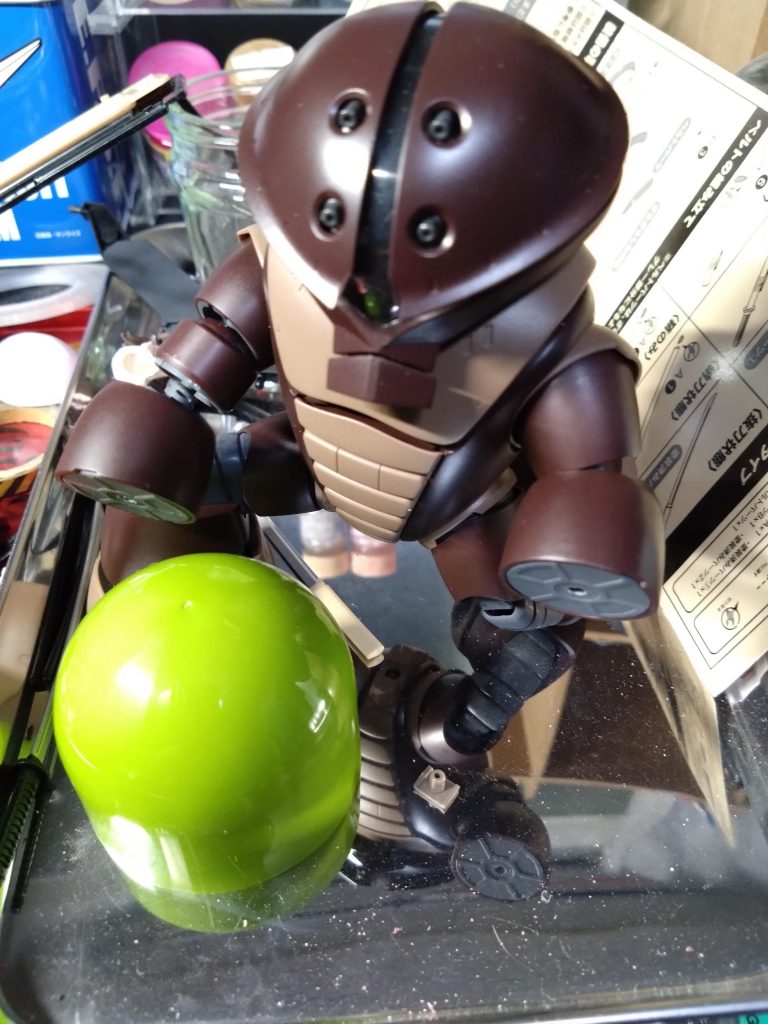 問題のトーチカなのですが、なかなかちょうど良い形と大きさがなくて困ってましたが、シェービングクリームのキャップを見たとき、もうトーチカにしか見えませんでした。