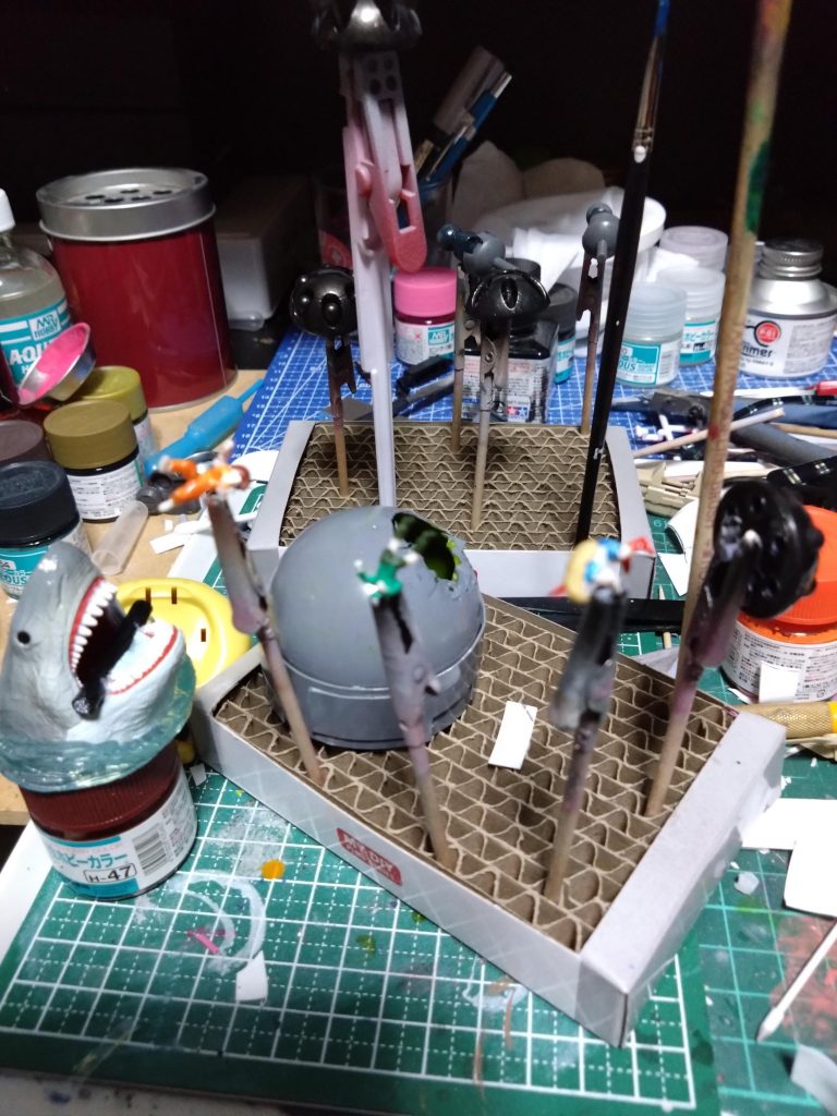 トーチカ、子供達の制作状況。実はもうひとつの案でそちらも途中までは制作しましたが、いつか違うキットの時に使用することに変更で今回のアッガイには使用しないで見送りました。