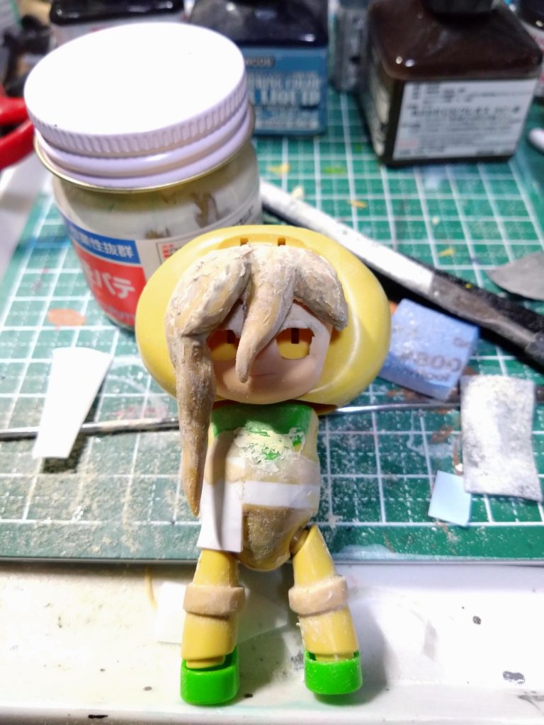 髪の毛とシャツ部分の制作中。シャツ、外側のパーカー部分はフェルト制作時の余っていたアイロン曲げスカートのプラ板を繋いで制作しました。