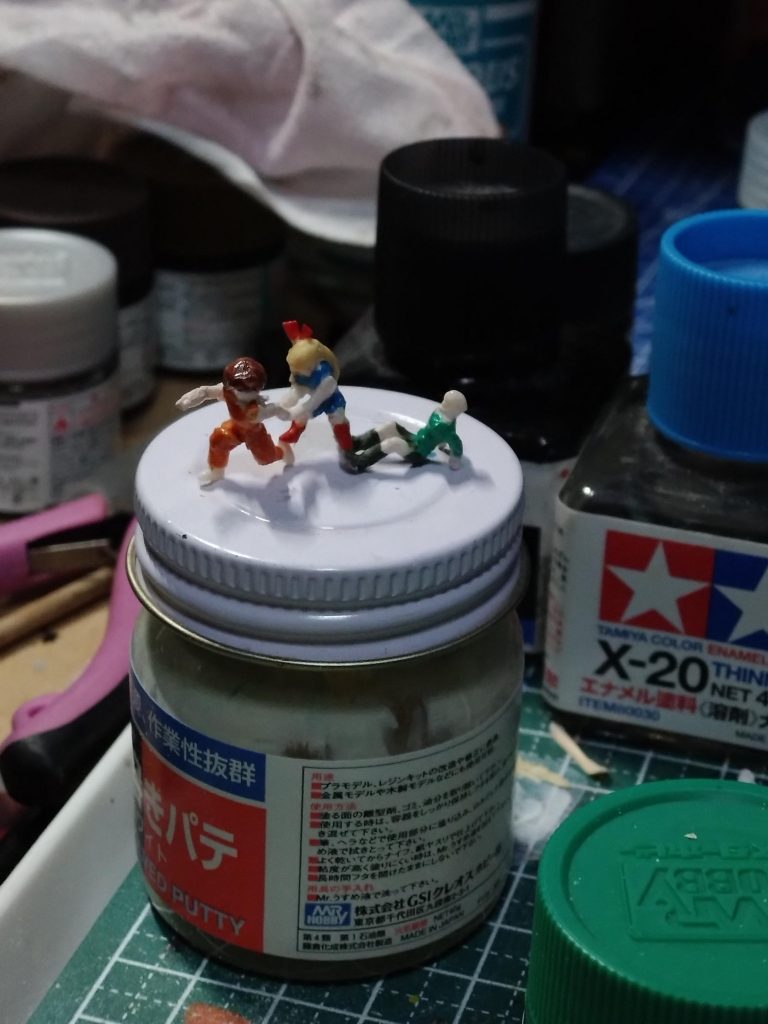 3人は塗装後に瞬間接着剤で繋いじゃいました。これで頭の上にも乗せれます。