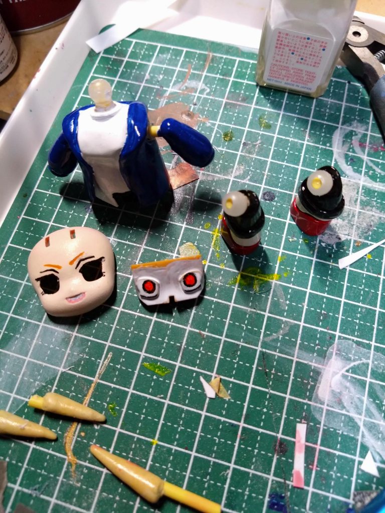 塗装状況。瞳の描き込みは難しいですね。