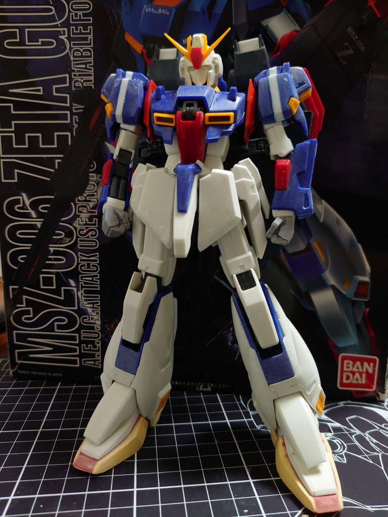 腰フロントアーマーを設定画に従い形状変更。ボトムをややヘビーに見せるためソール部分全体をポリパテでボリュームアップしています。