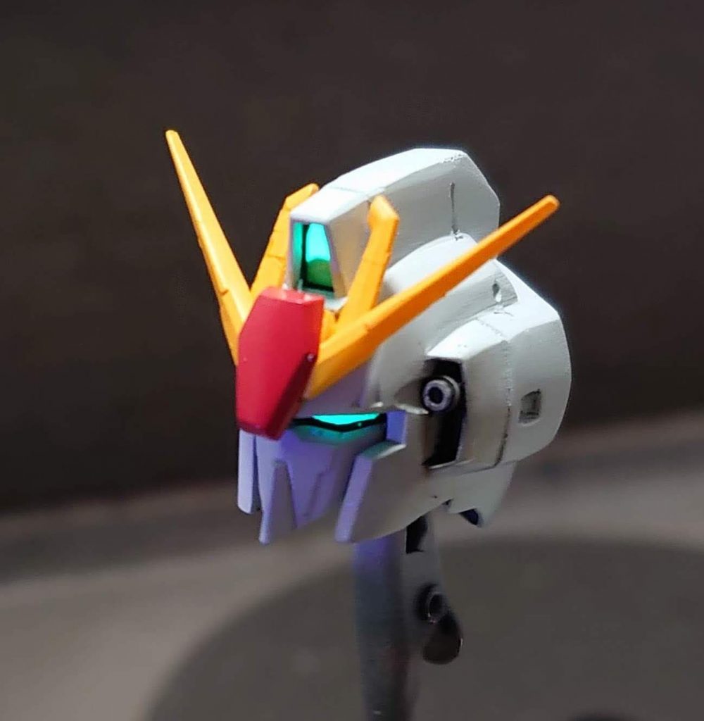 トサカの形状をやや大きめかつシャープに。メインカメラとツインアイは蛍光カラーで塗装しUVライトで反応させて疑似発光の効果を出すことができます。