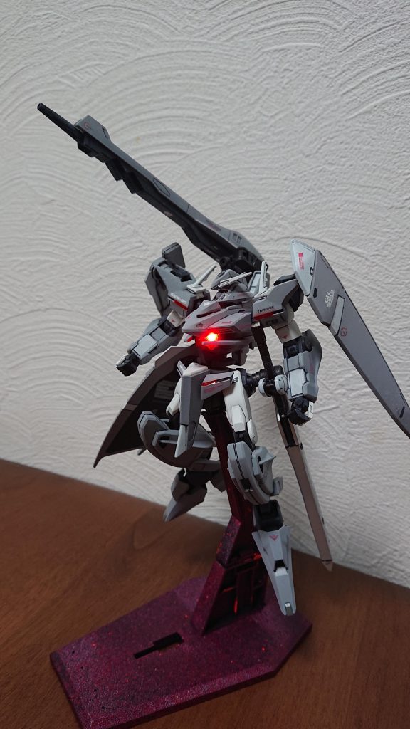 ＧNランチャー発射武装はＧNランチャー、ＧNバスターソード、ＧNファング、ＧNシールド、ＧNステルスフィールドを装備