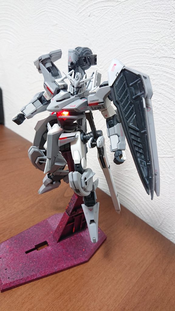 ＧNステルスフィールド展開ＧNドライブが光るようにLEDを入れましたヌルってドイツ語で０らしいです。「アイン、ツヴァイ、ドライが後に作られた事で差別化のためヌルと呼ばれるようになった」  という設定です