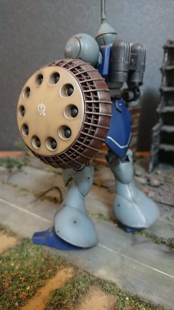 盾だか武器だか不明なものを持ちフェンシングの真似っこをして戦うギャン...骨董品好きだから中世の騎士だろ?そんな安直さが素敵です💜