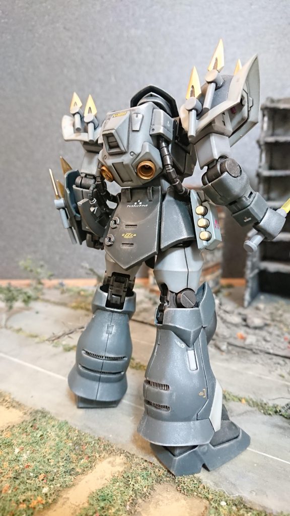 脹ら脛下部のダクト部分を切り抜き裏側から金属パーツを入れましたが(何だ？カッコ悪っ！)と落胆したことは覚えています。