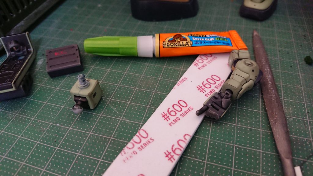 はい。案の定、折れました...根元から折れました...暗室保管でもプラは劣化することが証明出来て良かったと思います(嘘)