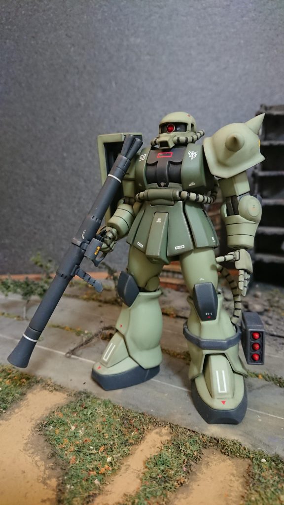 大河原ザクに近いしいシルエットに、簡素な面構成はシンプルで気に入っております。スジボリもせず、何も足さず簡素なままが美しく感じます。(何もやらなかった言い訳)