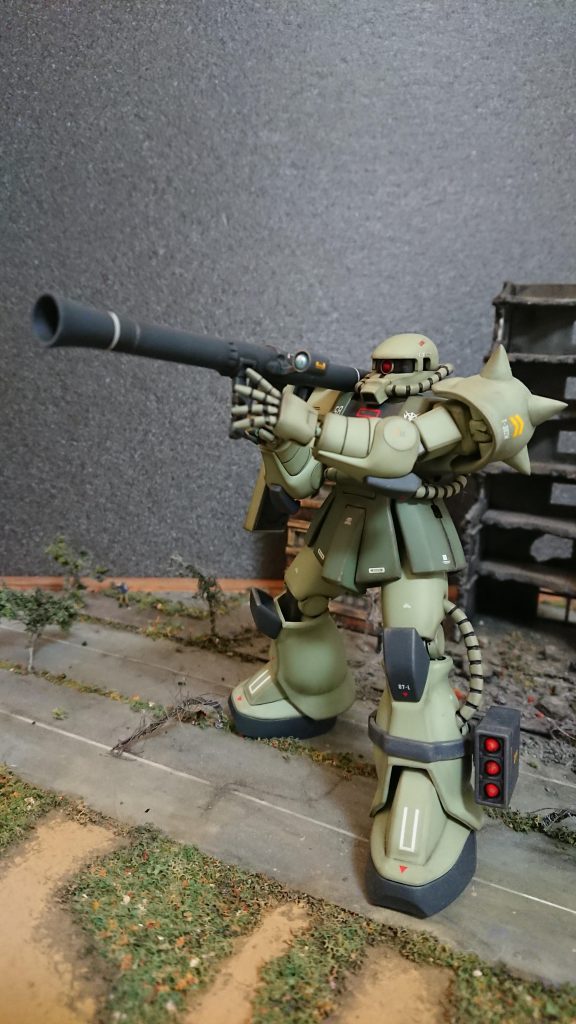 構えのポーズ昔のバズーカは細かったですね...また、スコープが死んだ魚の目であることに気がつきました。この時代何故死んだ魚の目をしたプラモが多いのか記憶にございません。(政治家風)