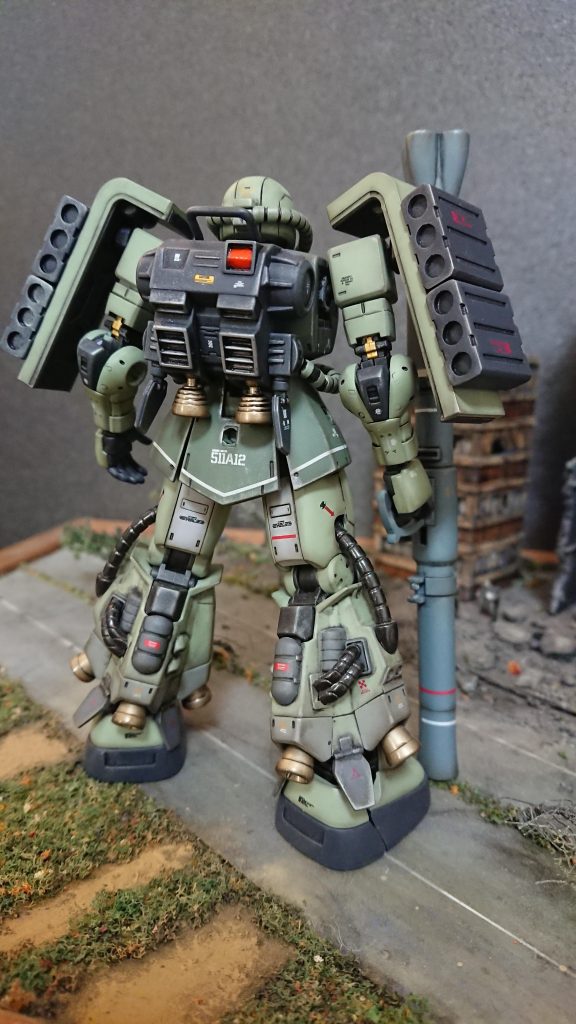 まんまガンダムカラースプレーを使い、一部筆塗りをしたような...(製作時の記憶が曖昧です....)それはいまだに、ラッカー塗料を使用しているため、ついに脳に影響が出たのでしょうか...