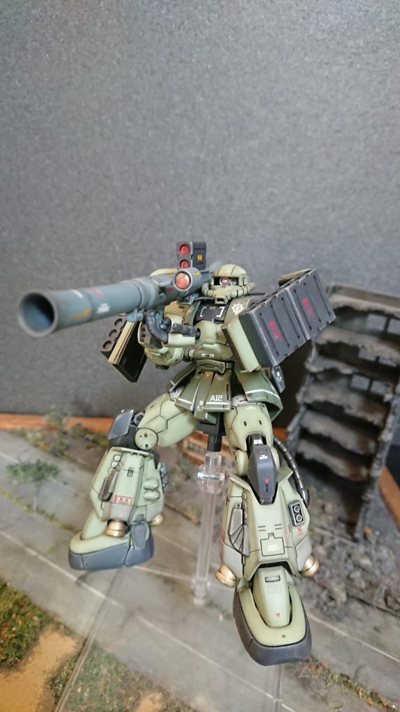 ちょっと浮いてみました。ポーズを取らせる毎に、間接がパキパキと音を立てて怖いです...そして...