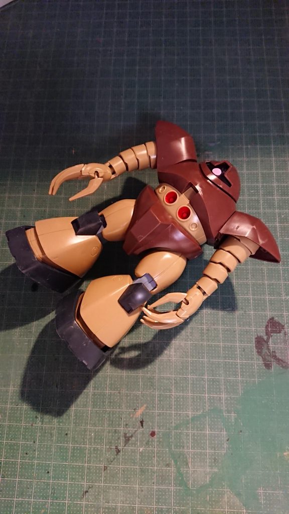 ホビージャパンの技法を参照して「ケープ塗装」に初挑戦。簡単に工程を申し上げますと①サビ色を塗る ②ケープを塗布する③塩をつける④その上から上塗りをする ⑤ぬるま湯につける  ⑥塩を落とす(ブラッシング)⑦お好みで汚れやサビを調整こんな感じです。安価なジャンクゴッグでの初挑戦は気兼ねなく最適です♪