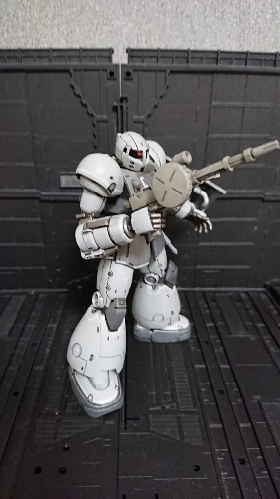 モノアイは余ったライナーを加工して埋め込んだもの。 当時は、アフターパーツで様々な種類のモノアイが販売されていることを微塵も知らず必死にヤスリを掛けて丸くしておりました...おまけに、仕上げに「艶消しスプレー」で表面保護と艶感調整なんて知るよしもありませんでした....