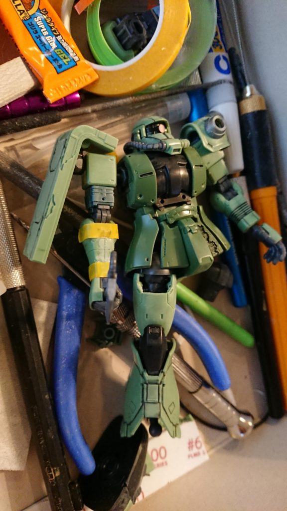 (もっとポンコツだろうが...) 加工を始めると止まりません...  鼻が長いのは「装甲がズレたから」と模型をみて初めて気がつきましたが、もっとズレないと長くならないと思うとまた加工が...こうして時間が過ぎていきました...