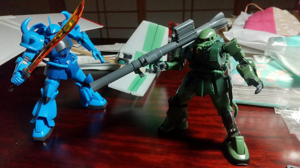 仮組み状態。バズーカで印象を変えたくなりました。今年のオラザクはもっと真面目に取り組むつもりが、うしろの自作ラジコン飛行機に思わぬ時間をとられ、去年同様やっつけになってしまいました。