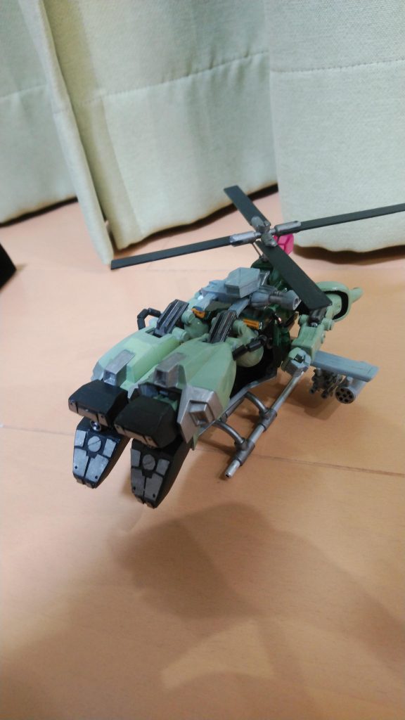 変形チェック中。けっこう工作したつもりだけど結局寝そべり変形🐶トムリアットの旧キットがゲットできなかったので、ザクウォーリアに身代わりになってもらいました(笑)