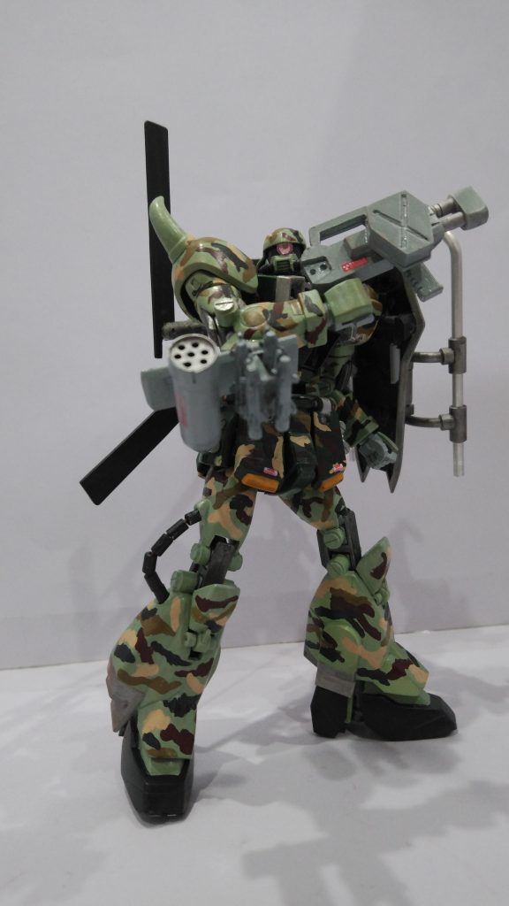 右手にヘビィマシンガン、肘にミサイルとロケットランチャーを装備